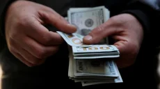 الدولار الرسمي أمام اختبار السوق.. تعقيدات الاستيراد تدفع صغار التجار نحو «الموازي»
