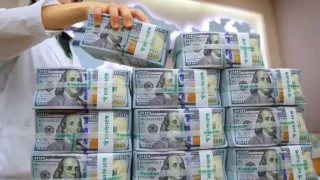 بعد رفع الدولار.. أين يبدأ علاج الأزمة المالية؟ خبراء يطالبون بوقف هدر الإنفاق وتوسيع الإيرادات