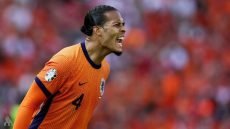 فان دايك يدخل نادي المئة مع منتخب هولندا