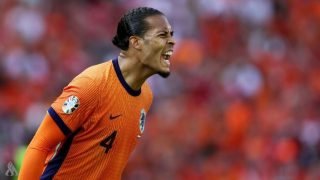 فان دايك يدخل نادي المئة مع منتخب هولندا